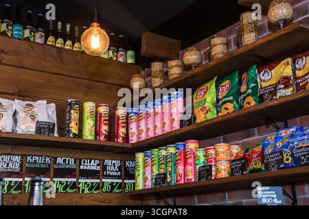moskow russia, 25.04.2019 Regale in einer gemütlichen Bar oder einem Geschäft mit verschiedenen Bierflaschen, Snacks und Preisschildern für den Einzelhandel. Stockfoto
