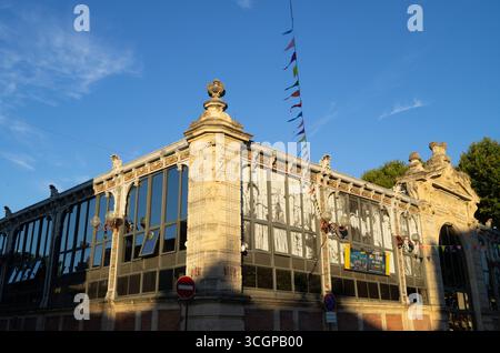 Narbonne, Frankreich. August 2025. Die Markthalle in Narbonne wird von der Abendsonne beleuchtet. Quelle: Viola Lopes/dpa/Alamy Live News Stockfoto