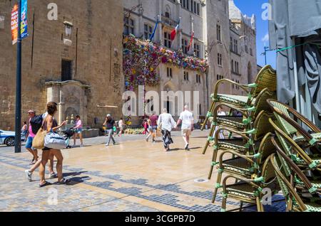 Narbonne, Frankreich. 30. Juli 2025. Das Rathaus in der historischen Altstadt ist mit Blumen dekoriert. Quelle: Viola Lopes/dpa/Alamy Live News Stockfoto