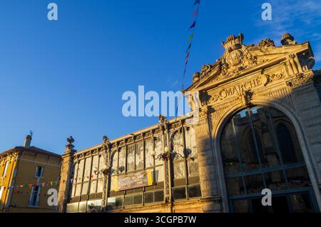 Narbonne, Frankreich. August 2025. Die Markthalle in Narbonne wird von der Abendsonne beleuchtet. Quelle: Viola Lopes/dpa/Alamy Live News Stockfoto