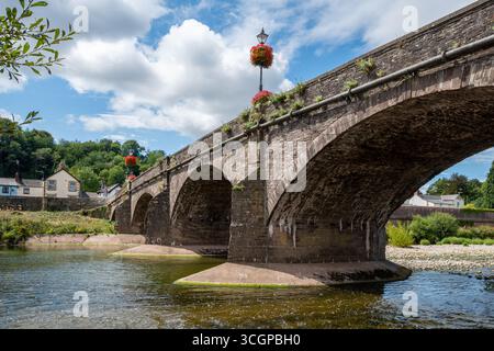 Blick auf die Usk-Brücke, die im 18. Jahrhundert über den Fluss Usk, Usk, Monmouthshire, Südwales, Vereinigtes Königreich gebaut wurde, im Sommer Stockfoto