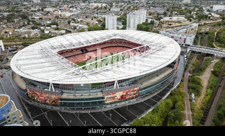 Luftaufnahme des Emirates Stadium, Heimstadion des Arsenal Football Club in London, aufgenommen mit einer DJI Mini 3 Pro Drohne Stockfoto