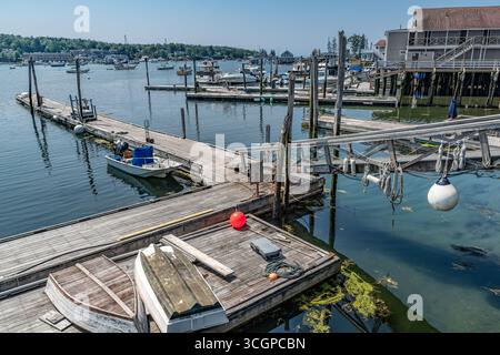Leere Boat Docks: Fischerboote und Ausflugsboote haben ihre Docks an einem Sommertag in Boothbay, Maine, am Vormittag verlassen. Stockfoto