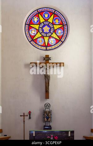 Die Kirche im Inneren des Schweizer Chalet-Dorfes Blatten im Loetschental, Wallis. Die Stadt ist bekannt für ihre traditionellen Chalets und Scheunen. Die Villa Stockfoto