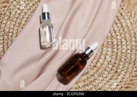 Kosmetikprodukte und Stoff auf Korbmatte, flach gelegt. Modell für Design Stockfoto
