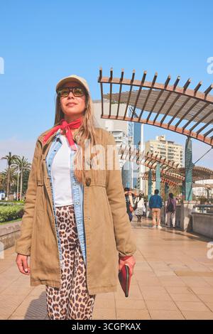 Touristen genießen einen sonnigen Tag in einem öffentlichen Park in miraflores, lima, peru Stockfoto