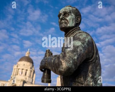 Liverpool Merseyside Statue von Captain F J Walker Stockfoto