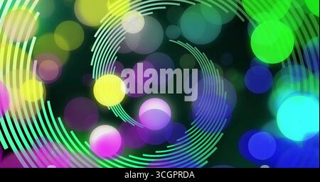 Wirbelnde konzentrische Bogenspiralen, die sich gegen dunkle Basis mit mehrfarbigen, verschwommenen Kugeln schneiden Stockfoto