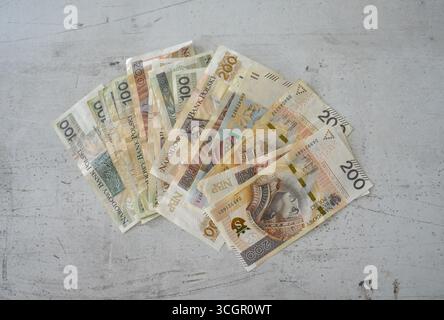 Detaillierte Nahaufnahme der Banknoten mit polnischer Zloty- und Euro-Währung. Stockfoto