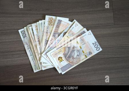 Detaillierte Nahaufnahme der Banknoten mit polnischer Zloty- und Euro-Währung. Stockfoto