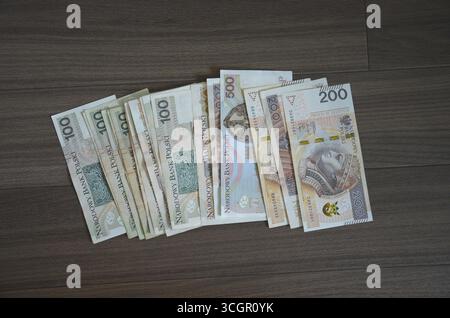 Detaillierte Nahaufnahme der Banknoten mit polnischer Zloty- und Euro-Währung. Stockfoto