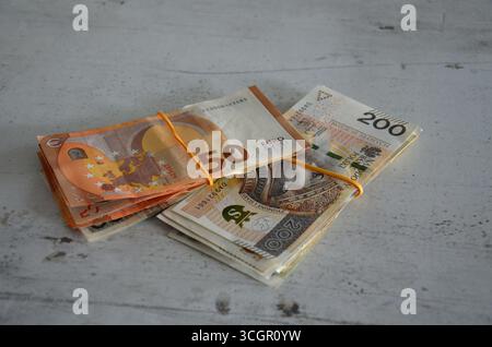 Detaillierte Nahaufnahme der Banknoten mit polnischer Zloty- und Euro-Währung. Stockfoto