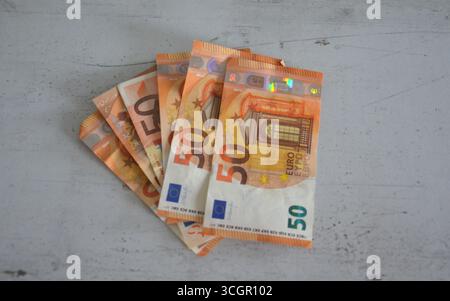 Detaillierte Nahaufnahme der Banknoten mit polnischer Zloty- und Euro-Währung. Stockfoto