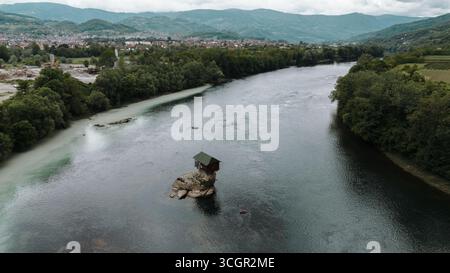 Aus der Vogelperspektive des berühmten Drina River House in Serbien, allein auf einem Felsen in der Mitte des Gebirgsflusses in der Nähe von Bajina Basta, umgeben von Stockfoto