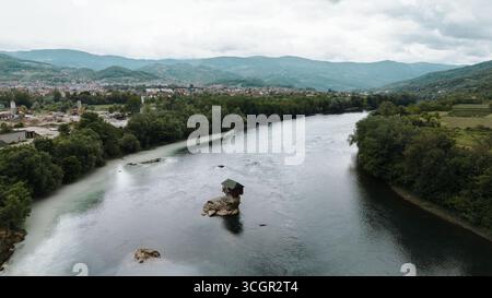 Aus der Vogelperspektive des berühmten Drina River House in Serbien, allein auf einem Felsen in der Mitte des Gebirgsflusses in der Nähe von Bajina Basta, umgeben von Stockfoto