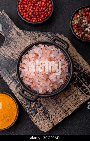 Salzrosa Himalaya große Kristalle als Nahrung, für Bäder oder Aromatherapie. Rosafarbenes Salz als Lebensmittelhintergrund für dein Design Stockfoto