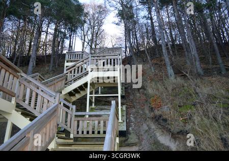 Eine Holztreppe führt hinunter zum Meer Stockfoto
