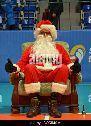 Der Weihnachtsmann sitzt auf dem Stuhl und wartet auf Kinder Stockfoto