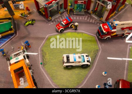 Lviv, Ukraine - 29. August 2025: Eine Hochwinkelansicht eines detaillierten Lego City Spielsets mit Polizei- und Feuerwehrfahrzeugen, einer Feuerwehr und einem Polizeiauto. Stockfoto