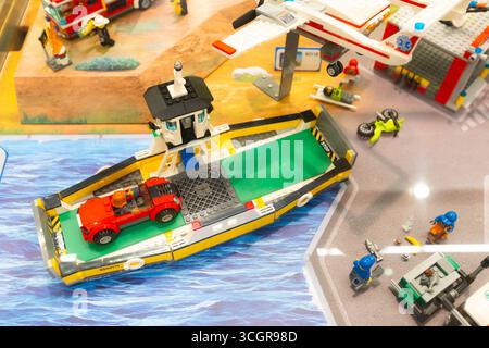 Lviv, Ukraine - 29. August 2025: Eine Hochwinkelansicht eines detaillierten Lego City Spielsets mit Polizei- und Feuerwehrfahrzeugen, einer Feuerwehr und einem Polizeiauto. Stockfoto