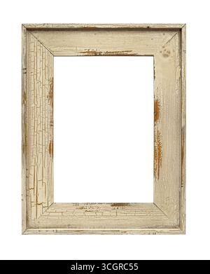 Vintage-Bilderrahmen aus rustikalem Holz mit altersbedingter Textur, abblätternder und gebrochener cremeweißer Farbe, isolierter Ausschnitt auf weiß Stockfoto