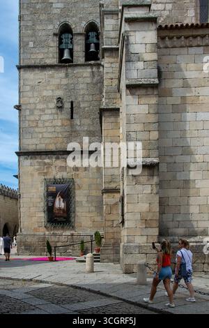 Guimaraeas, Portugal: 14. August 2023: Seitenansicht einer kleinen Steinkapelle im historischen Zentrum von Guimaraes, portugal Stockfoto
