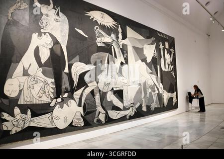 Madrid, Spanien - 13. August 2025: Berühmte Pablo Picasso-Kunstwerke namens „ Guernica“ im Museo Nacional Centro de Arte Reina Sofia in Madrid Stockfoto
