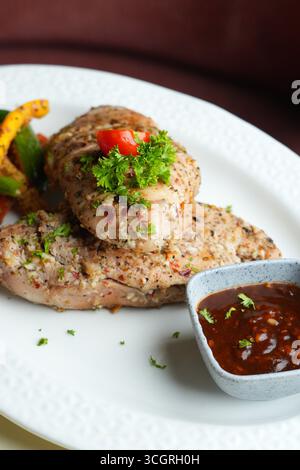 Auswahl köstlicher Lebensmittel Fotografie Sammlung – Pasta, Brot, Wraps, indisches Curry und Gourmet-Mahlzeiten Stockfoto
