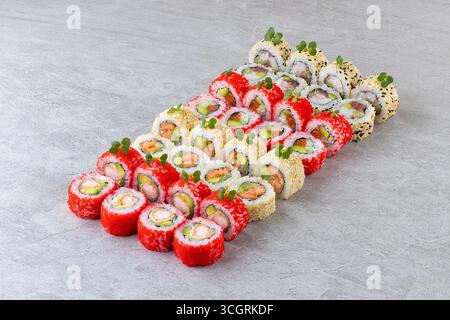 Overhead japanisches Sushi essen. Maki ands Brötchen mit Thunfisch, Lachs, Garnelen, Krabben und Avocado. Blick von oben auf die sortierten Sushi, alle Sie Menü essen kann. Rainbow s Stockfoto