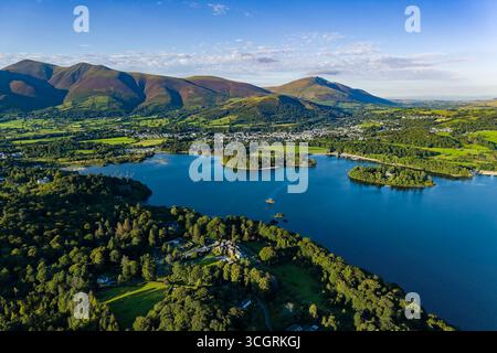 Blick über den üppigen Wald in Richtung Keswick und Skiddaw Mountain Range. Stockfoto