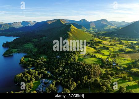 Blick von der Drohne auf den Cat Bells Ridge und das Newlands Valley während der goldenen Stunde im Sommer Stockfoto