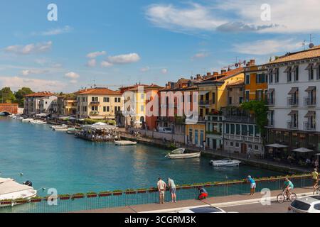 Peschiera del Garda, Italien - 30. MAI 2024: Landschaft mit Kanälen, Brücken und Booten Stockfoto