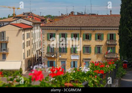 Peschiera del Garda, Italien - 30. MAI 2024: Buntes Stadtbild mit Straßen und Bauwerken Stockfoto
