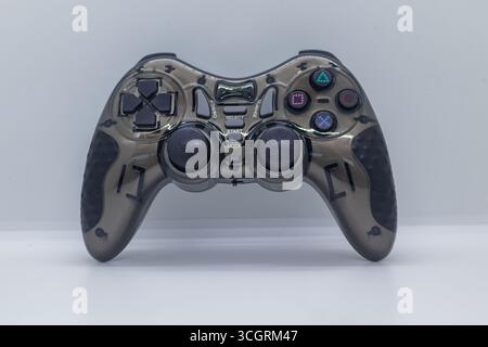 Moderner Gaming-Controller mit Richtungstasten und Aktionstasten auf isoliertem weißem Hintergrund Stockfoto
