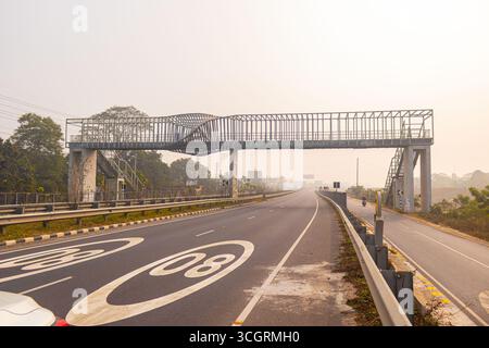 Friedlicher Blick auf den Dhaka-Mawa Highway mit einem Auto in der Lane Stockfoto