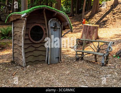 Niedliches kleines Hobbit-Haus auf einem Bauernhof auf Vancouver Island. Stockfoto