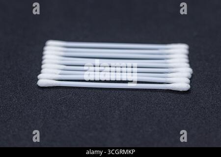 Haufen Wattestäbchen auf sauberer weißer Oberfläche Stockfoto