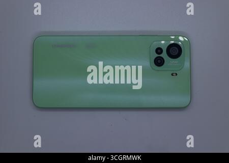 Schutzhülle für das Telefon mit weißem Hintergrund für das Kameraloch Stockfoto