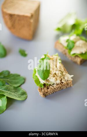 Appetitliches Sandwich mit Gemüse und Fischaufstrich. Stockfoto
