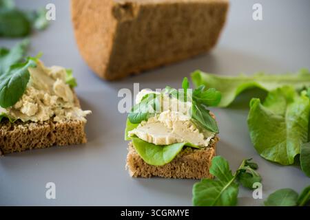 Appetitliches Sandwich mit Gemüse und Fischaufstrich. Stockfoto