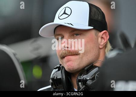 ZANDVOORT, NIEDERLANDE - 29. AUGUST: Die finnischen Valtteri Bottas und das Mercedes-AMG PETRONAS F1 Team während des Trainings vor dem Grand Prix der Niederlande auf dem Circuit Zandvoort am 29. August 2025 in Zandvoort, Niederlande. (Foto: Vince Mignott/Alamy Live News) Stockfoto