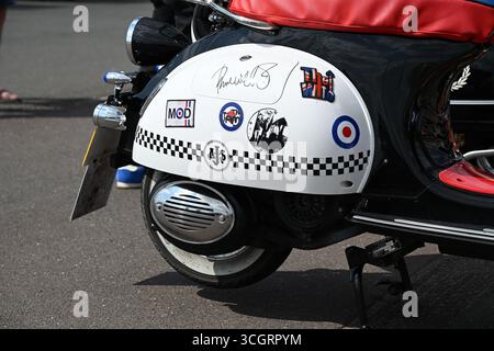 Dekorierte Motorroller bei einer Mod-Rallye an der Küste von Brighton Stockfoto