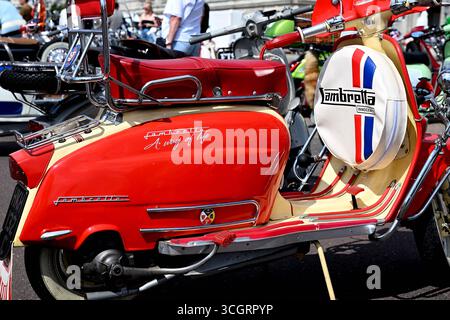 Dekorierte Motorroller bei einer Mod-Rallye an der Küste von Brighton Stockfoto