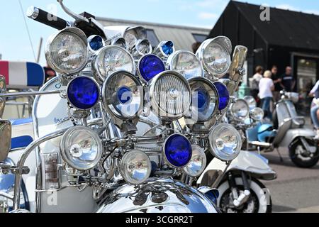 Dekorierte Motorroller bei einer Mod-Rallye an der Küste von Brighton Stockfoto