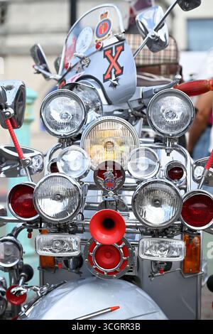 Dekorierte Motorroller bei einer Mod-Rallye an der Küste von Brighton Stockfoto