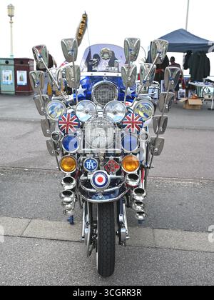 Dekorierte Motorroller bei einer Mod-Rallye an der Küste von Brighton Stockfoto