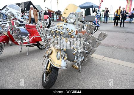 Dekorierte Motorroller bei einer Mod-Rallye an der Küste von Brighton Stockfoto