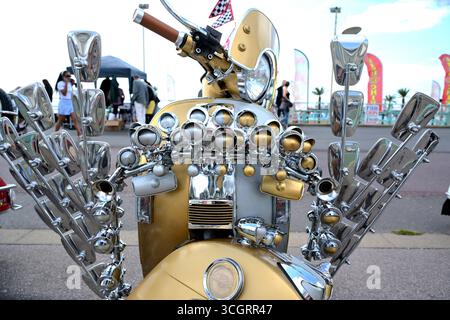 Dekorierte Motorroller bei einer Mod-Rallye an der Küste von Brighton Stockfoto