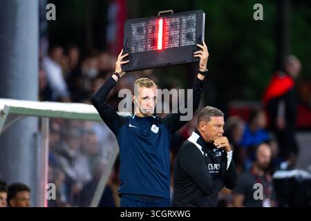 Eindhoven, Niederlande. August 2025. EINDHOVEN, NIEDERLANDE - 29. AUGUST: Der vierte offizielle Kylian Walthuis während des niederländischen Keuken Kampioen Divisie-Spiels zwischen Jong PSV und Jong AZ auf dem PSV Campus de Herdgang am 29. August 2025 in Eindhoven, Niederlande. (Foto von Joris Verwijst/Orange Pictures) Credit: Orange Pics BV/Alamy Live News Stockfoto