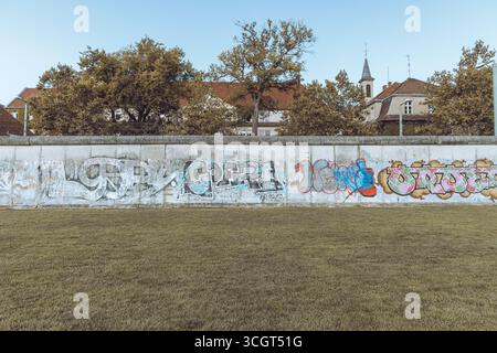 Die Berliner Mauer trennte Ost- und West-Berlin von 1961 bis 1989, symbolisierte die Teilung des Kalten Krieges und endete mit der Wiedervereinigung Deutschlands. Stockfoto